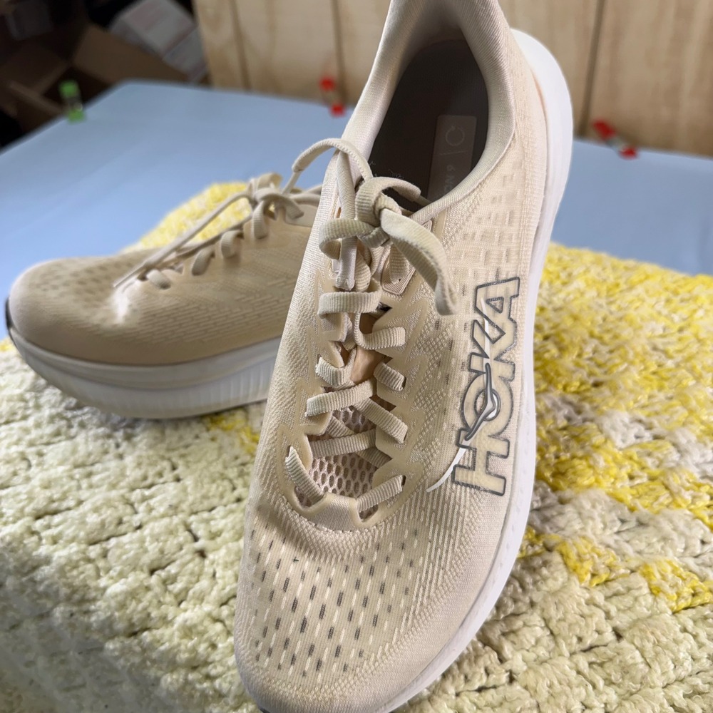Hoka Mach 6 Eggnog Silver Running Shoes Women 8.5 1147810 EGV Sneakers Clifton 9